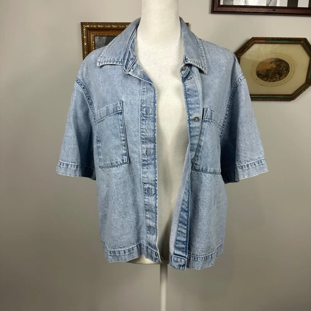 Gap Denim Short Sleeve Button Down Cropped Shirt - SIZE L Light Wash Lightweight - Picture 3 of 6